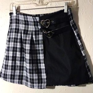Romwe, girls ,Black & white plaid , w/hearts decorative belt mini skirt